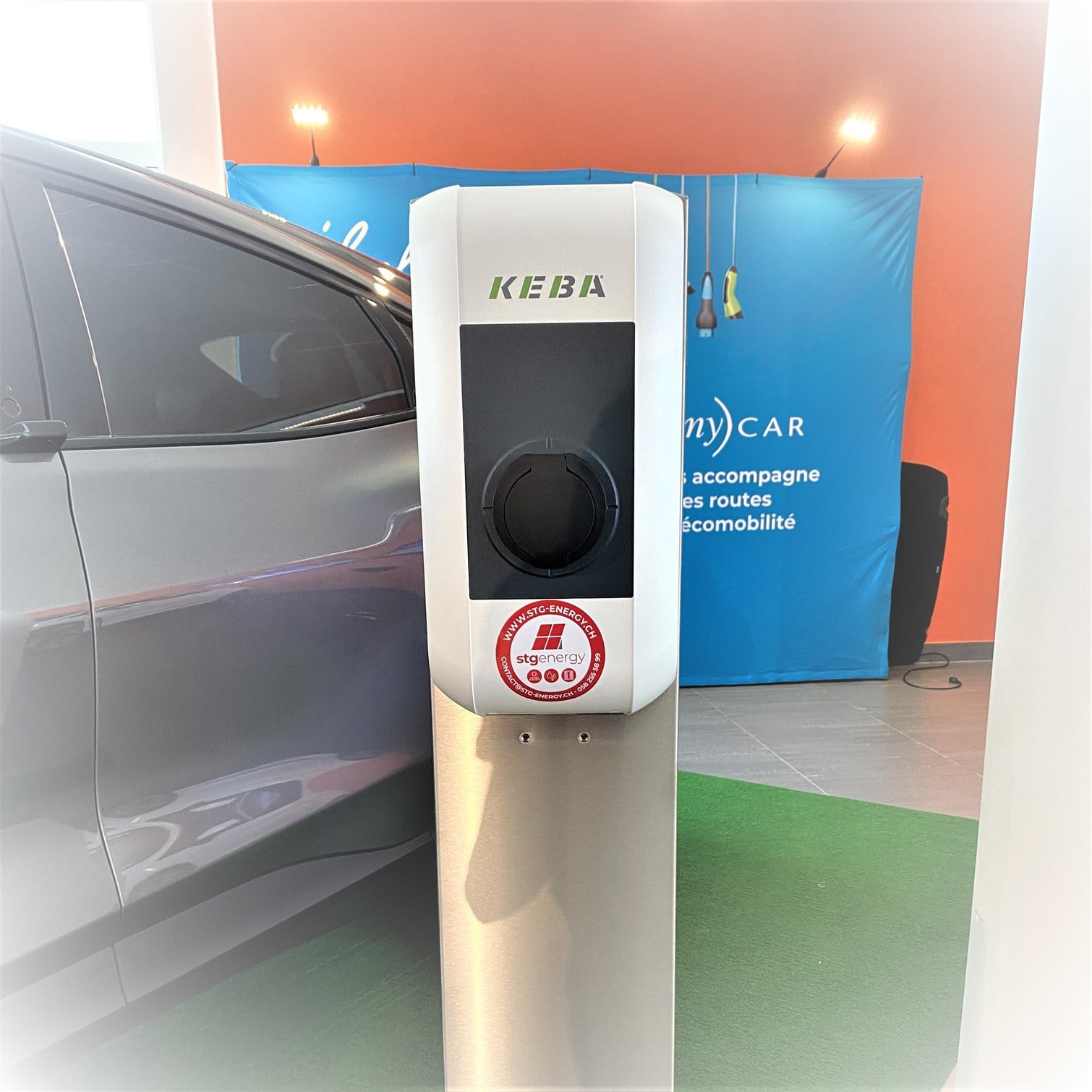 Borne de recharge pour véhicule électrique installée sur un parking